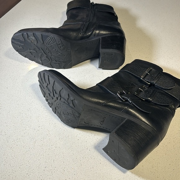 Ladies CLARKS BLACK LEATHER BOOTS WITH BUCKLES - Picture 6 of 9